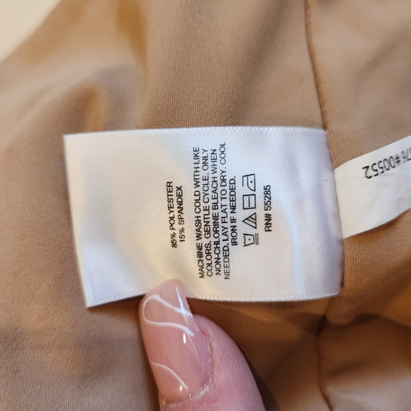 Body Contour Cropped Square Neck Tank - Picture 7 of 9